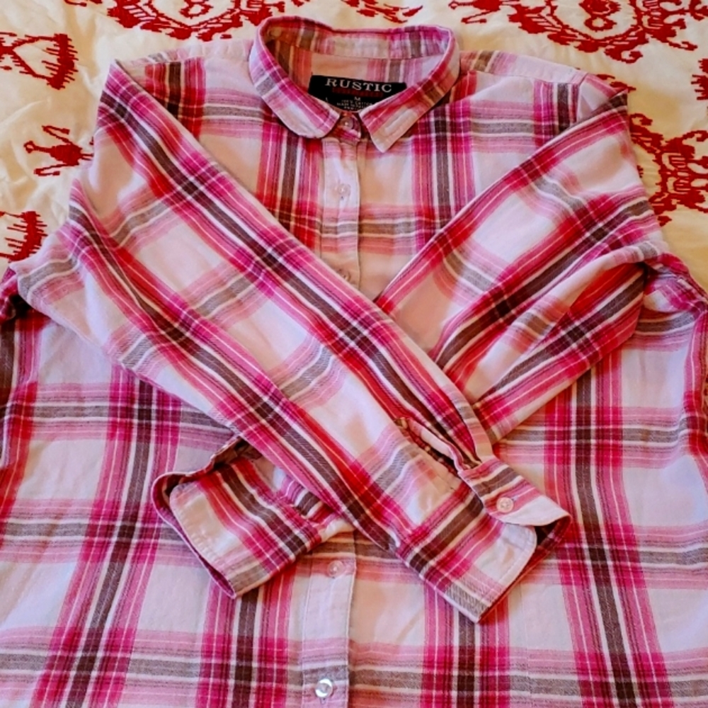 RUSTIC OUTFITTERS Long sleeve plaid button down blouse.